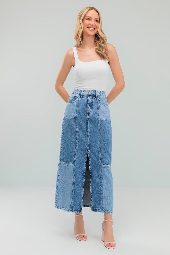 Saia midi em jeans com bolso e recortes