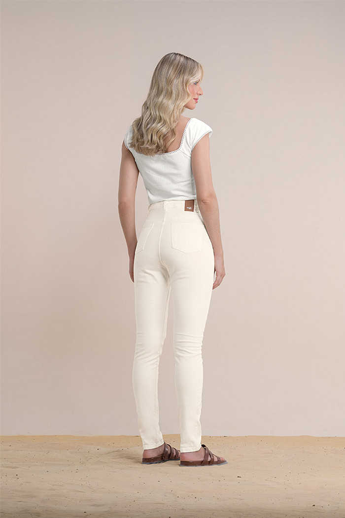 Calça jeans skinny básica em sarja com botão