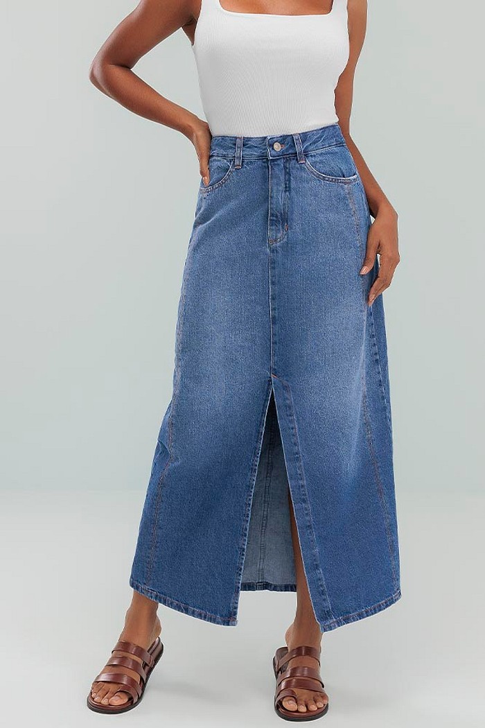 Saia midi denim com fenda frontal