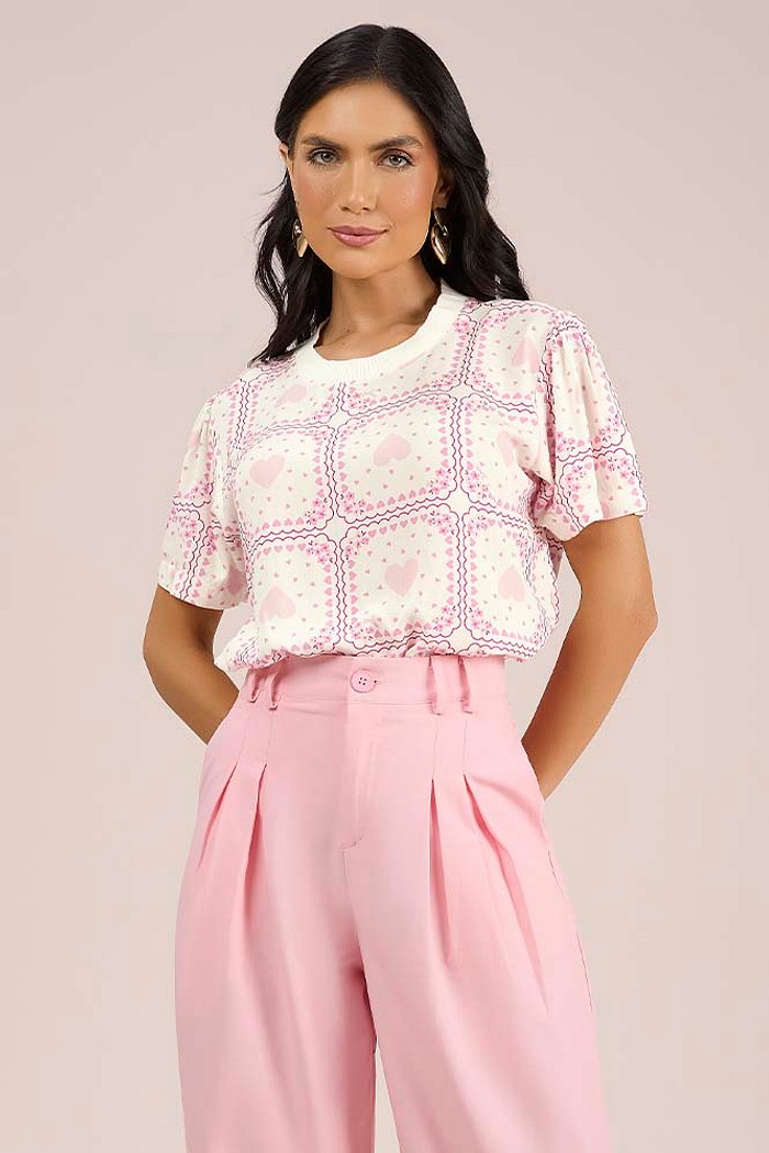 Blusa com gola em retilínea em viscose estampada