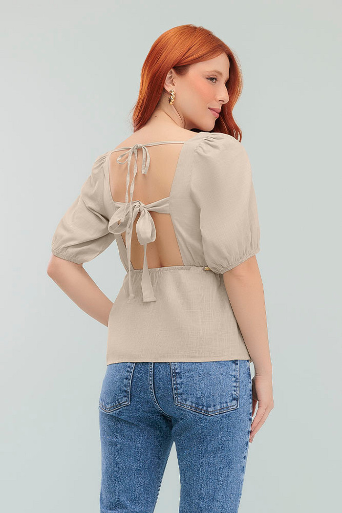 Blusa com amarrações nas costas em cambraia de algodão