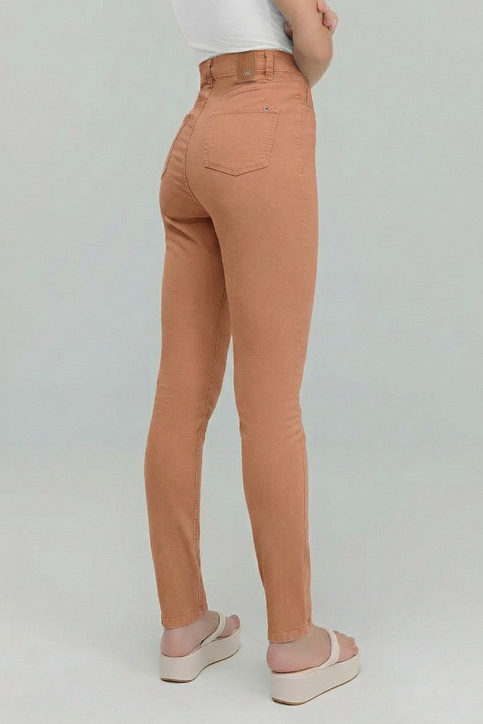 Calça jeans skinny básica em sarja com botão