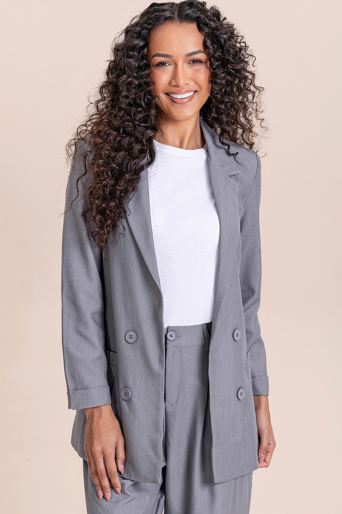 Blazer em alfaiataria com forro e bolso decorativo