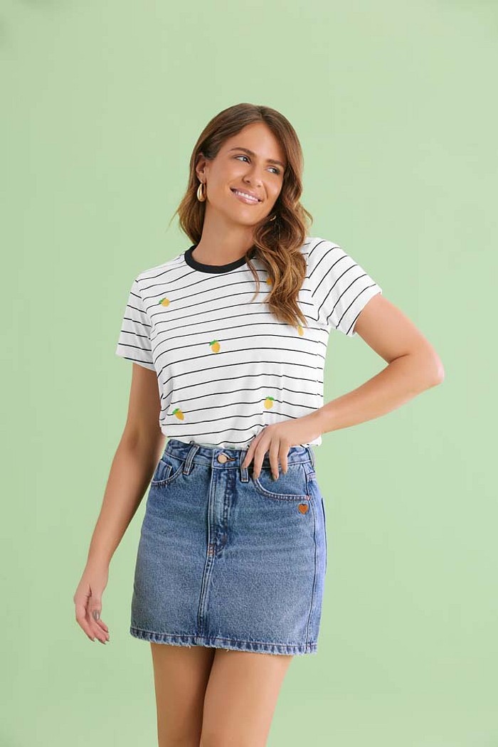 T-Shirt listrada com bordado em meia malha