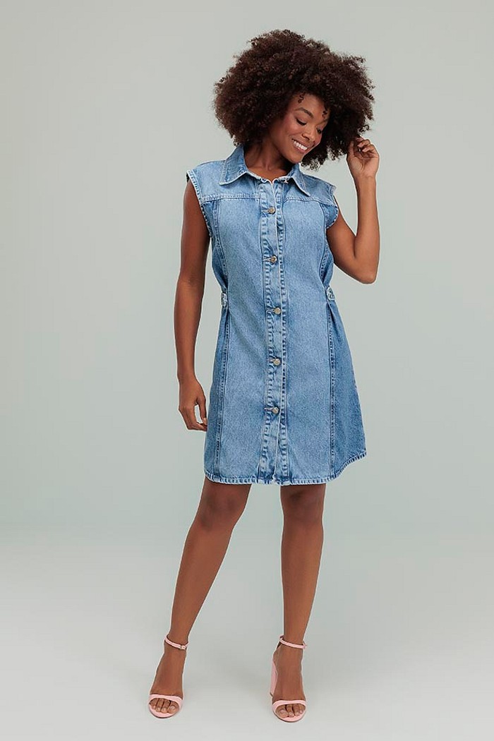 Vestido curto com botões e recortes em jeans