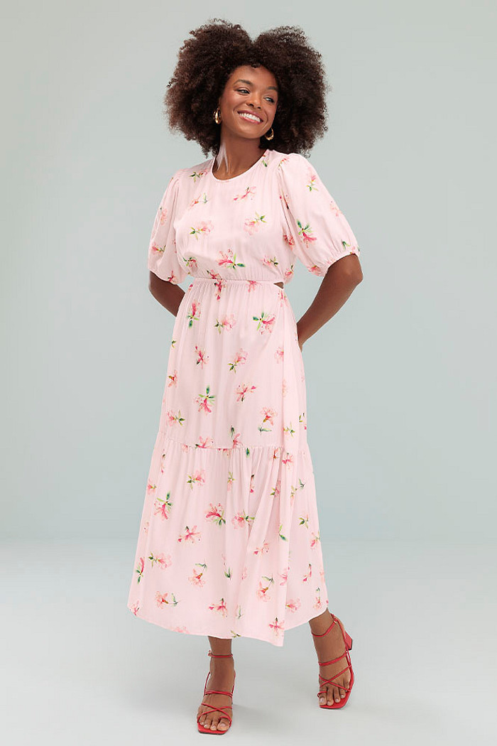 Vestido midi com abertura nas costas e botão