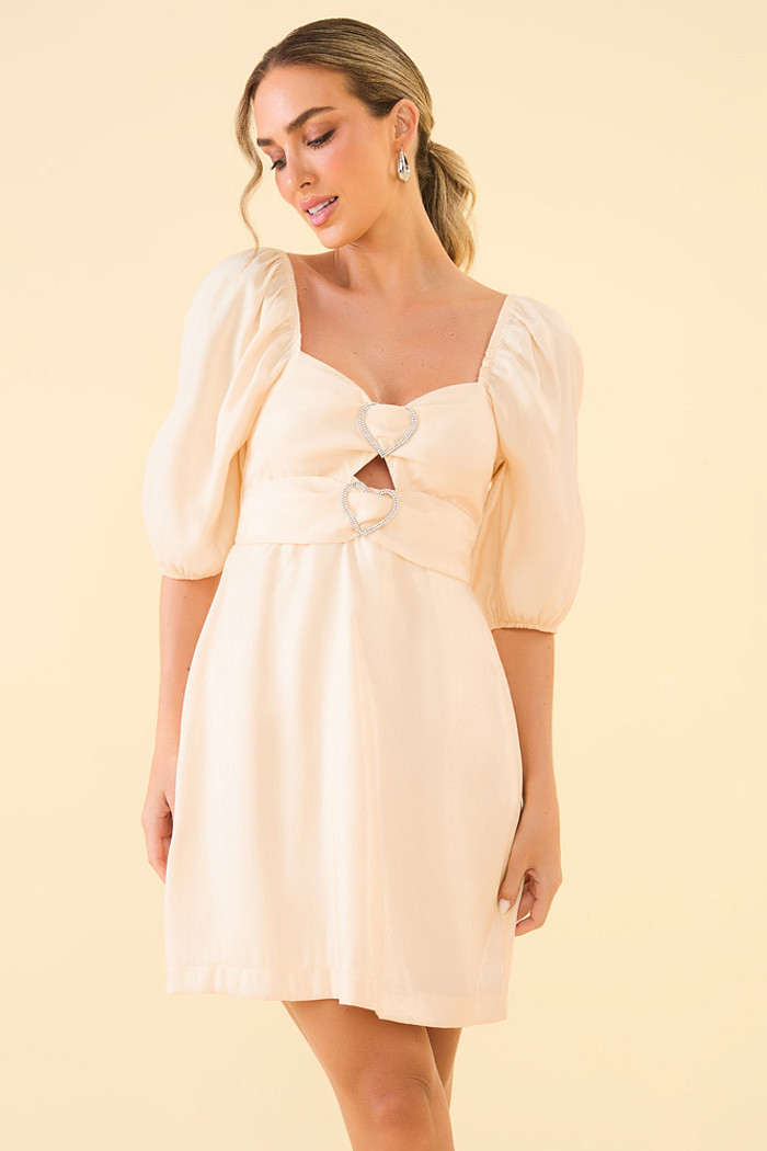 Vestido curto com fivela coração