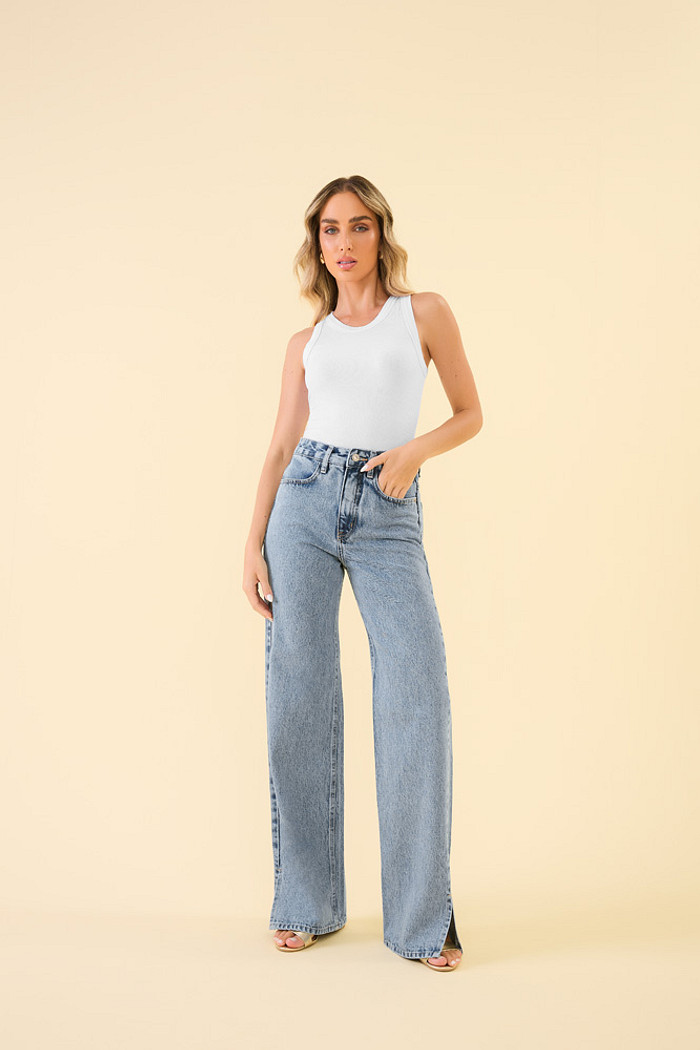 Calça wide leg com fenda lateral em jeans