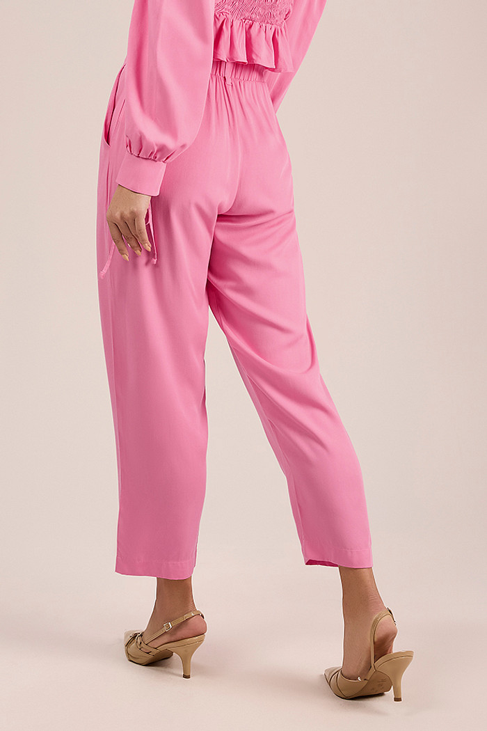 Calça reta com elástico nas costas em viscose