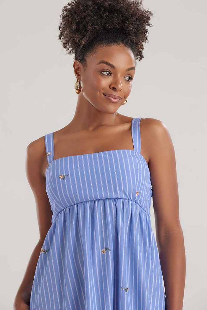 Vestido em tricoline bordado