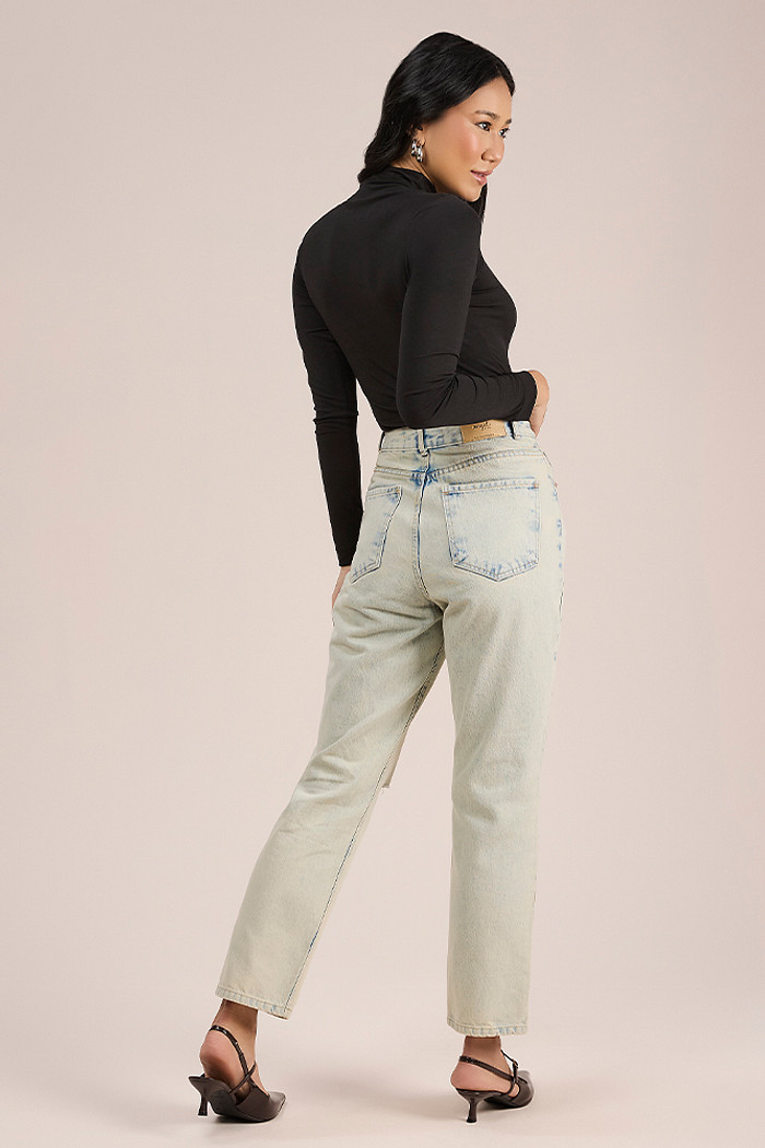 Calça mom em jeans recorte joelho