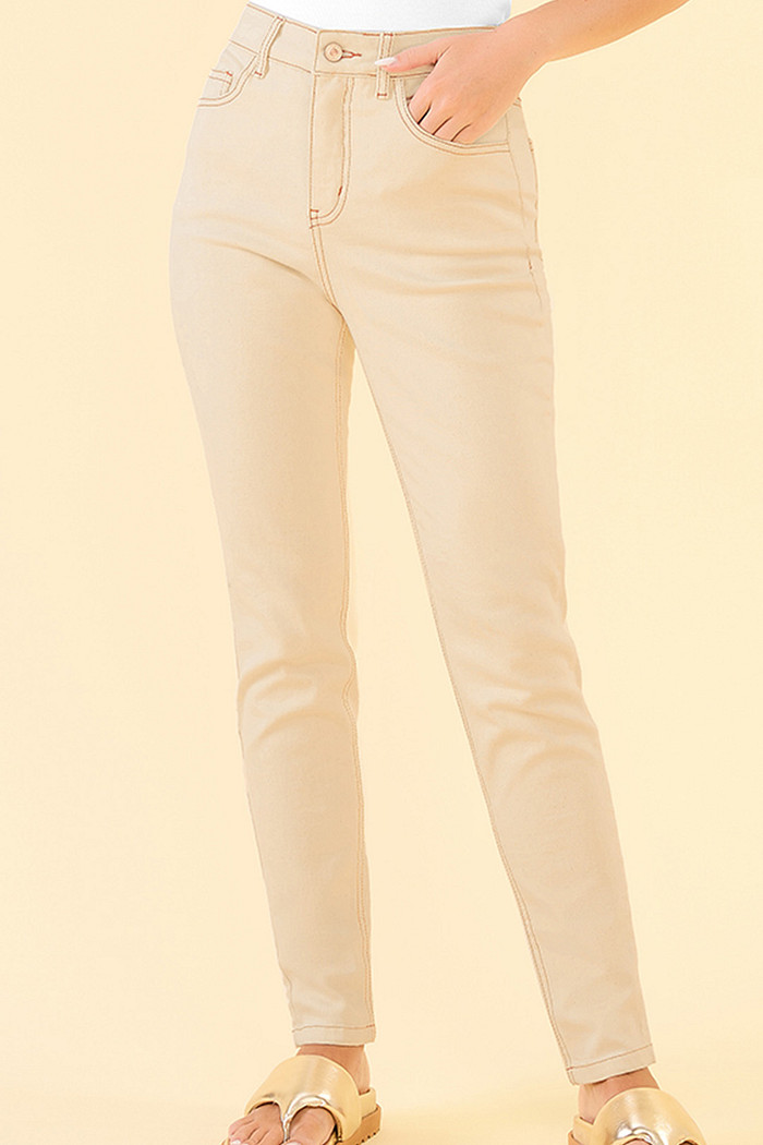 Calça mom em sarja marfim