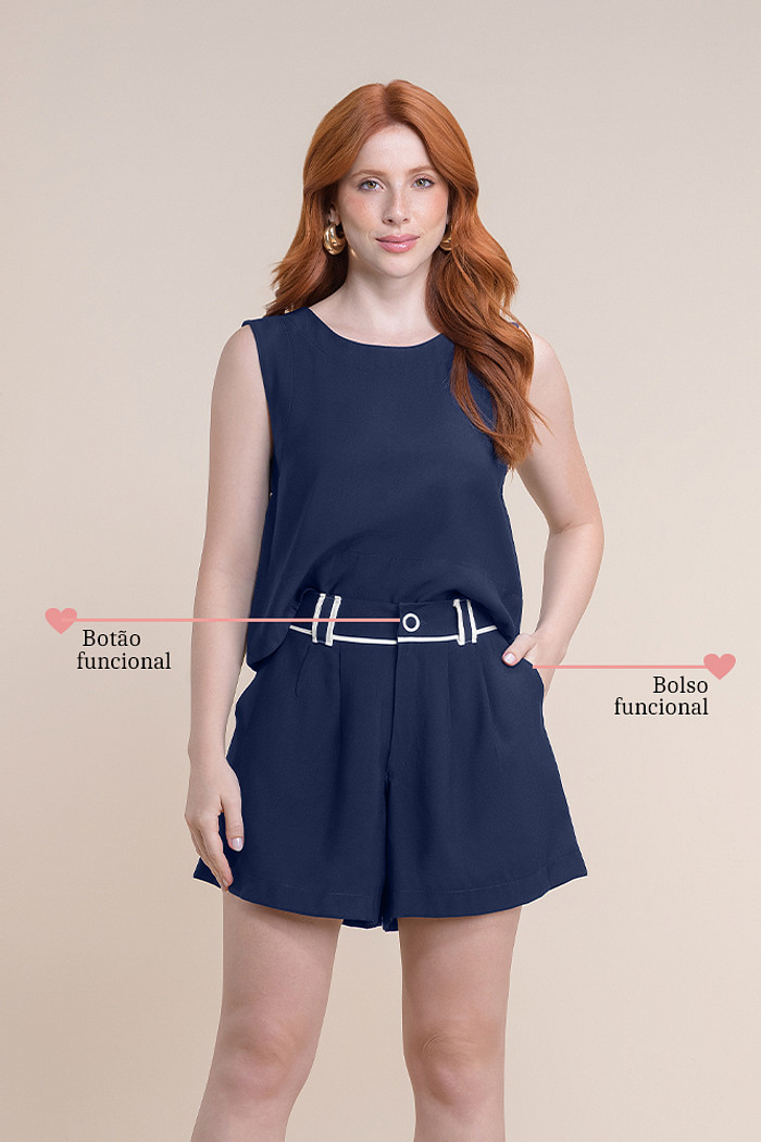 Shorts em alfaiataria com botão funcional