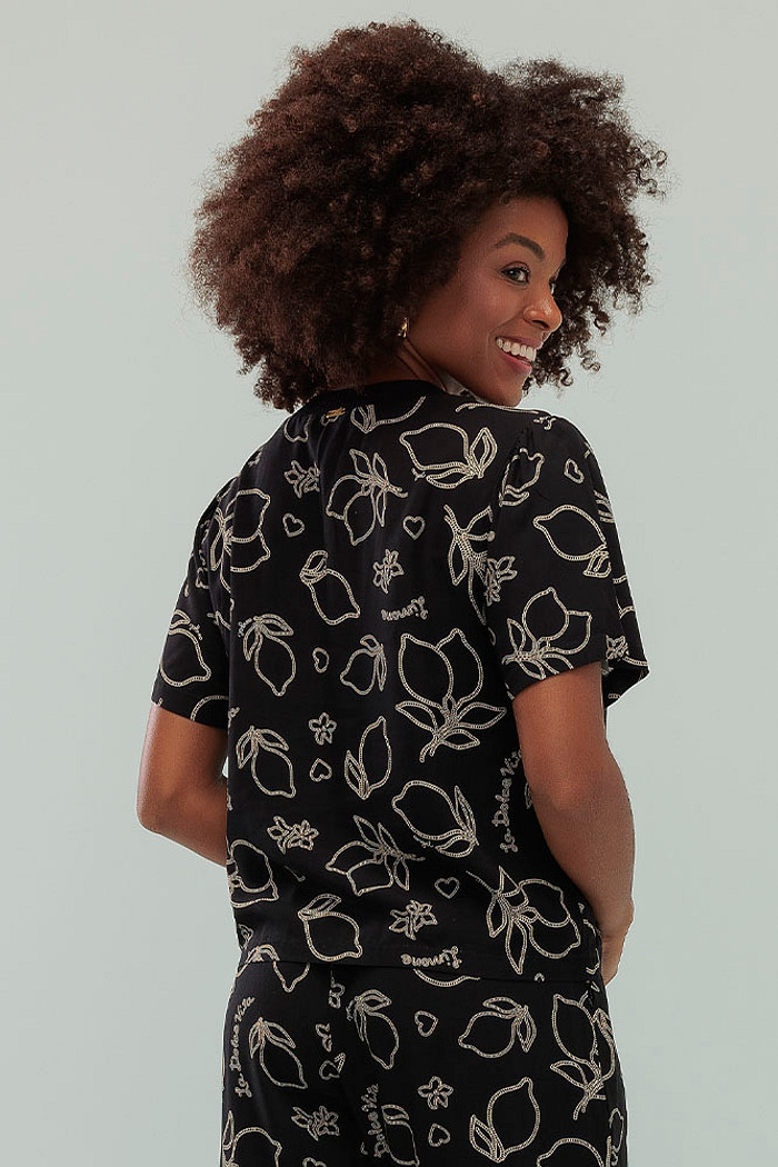 Blusa com gola em retilinea