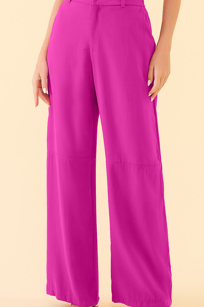 Calça com elástico nas costas em alfaiataria