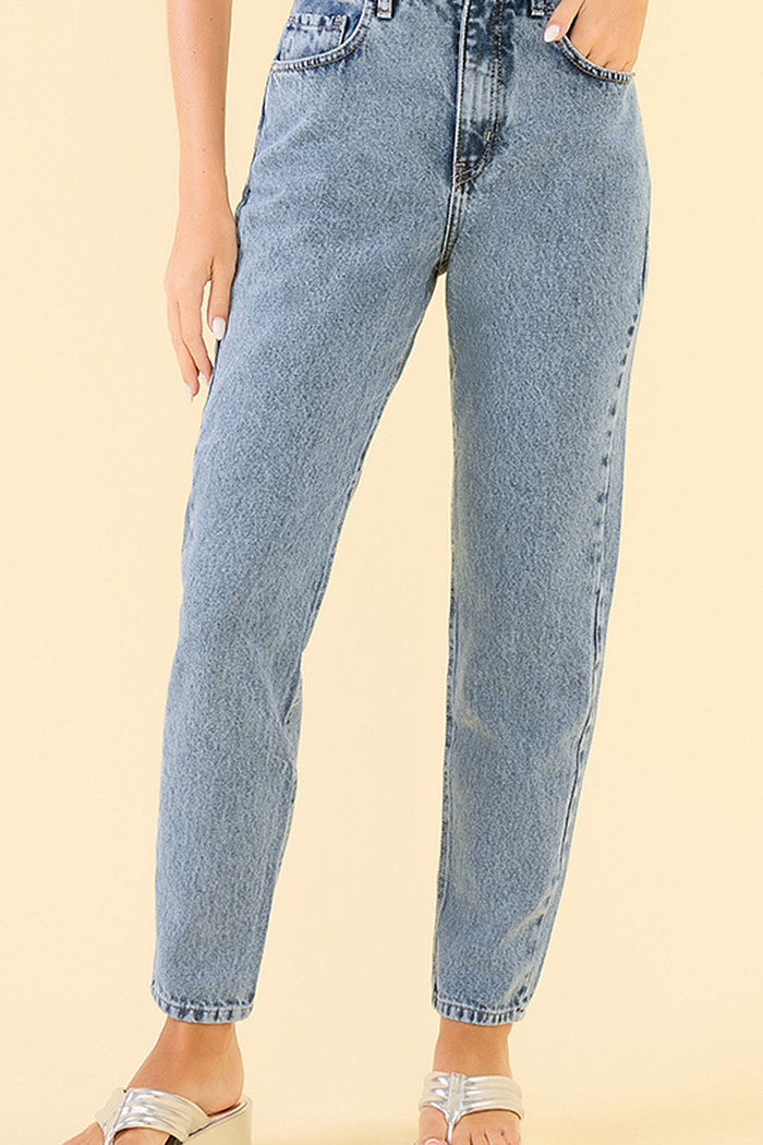 Calça mom em jeans