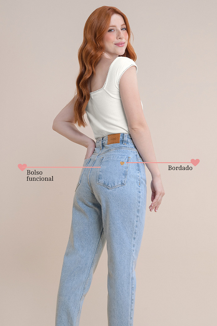 Calça jeans mom com bolso e bordado traseiro