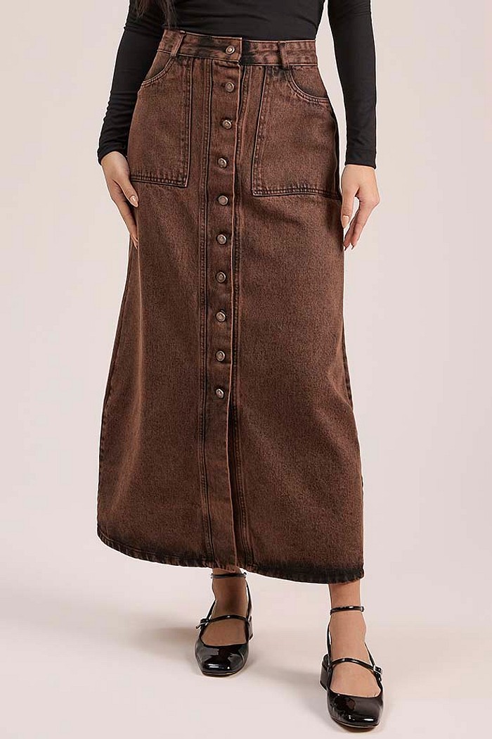 Saia midi em jeans com botões