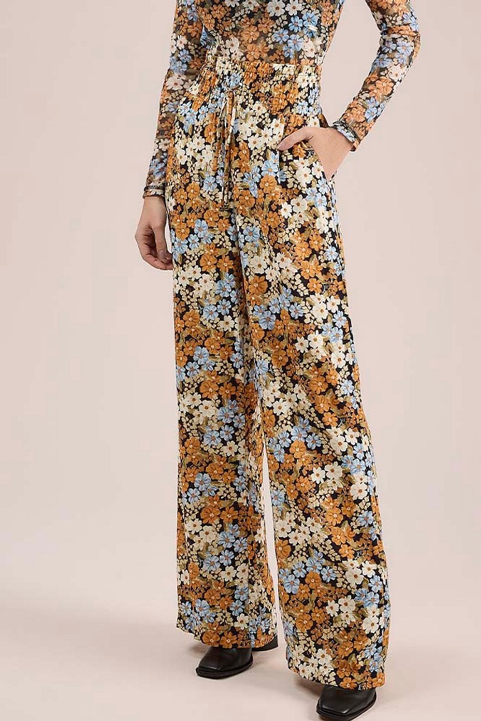 Calça wide leg com elástico na cintura em viscose estampada