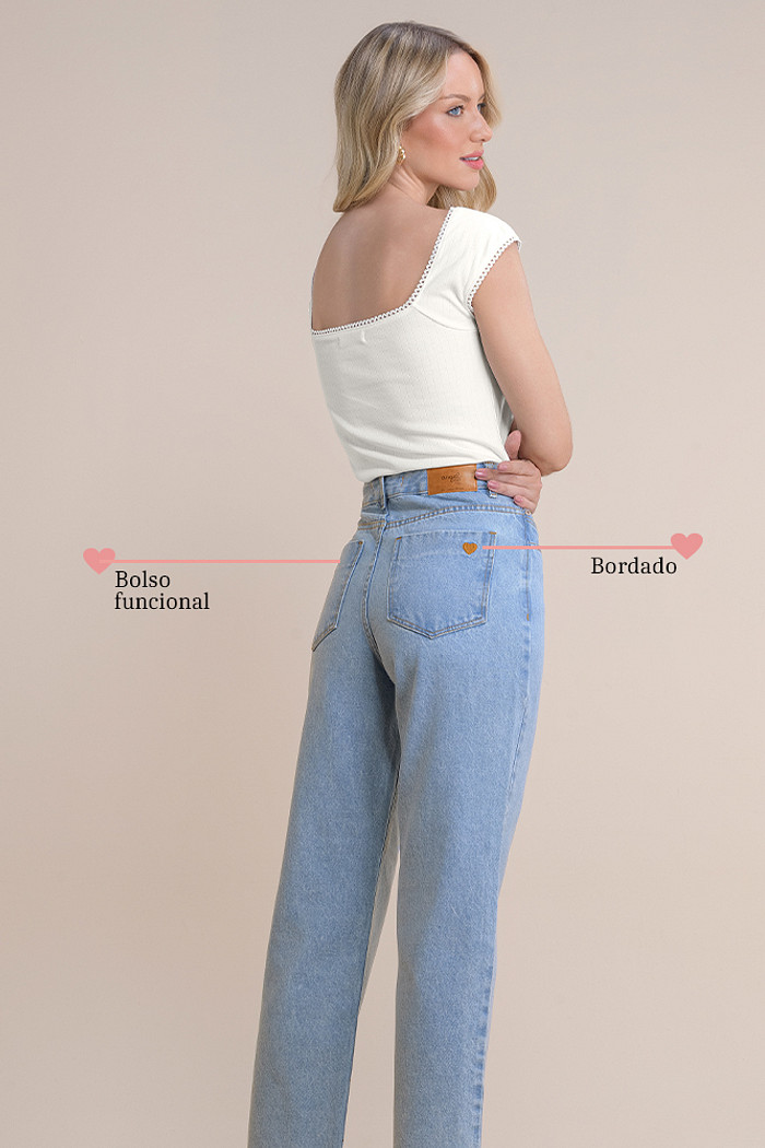 Calça reta jeans com bordado traseiro