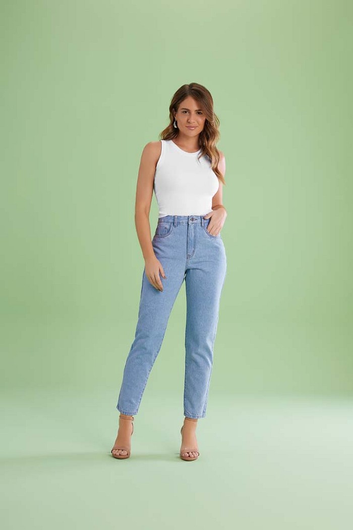 Calça mom em jeans