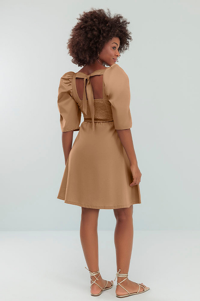 Vestido curto costas com amarração e lastex em tricoline