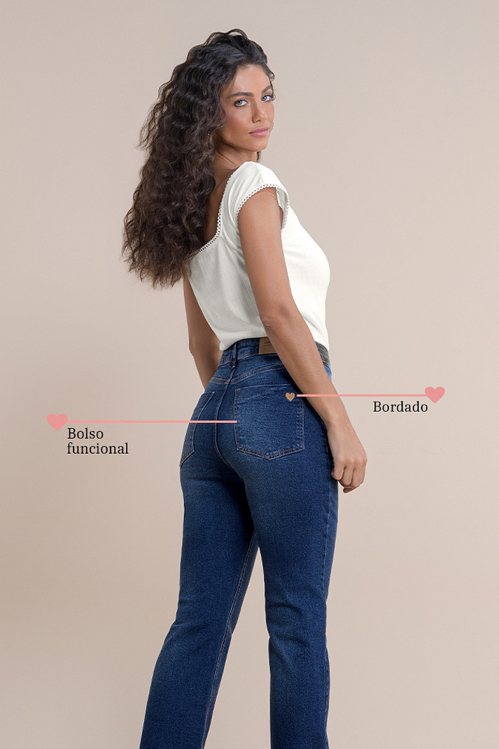 Calça cropped flare em jeans com bordado