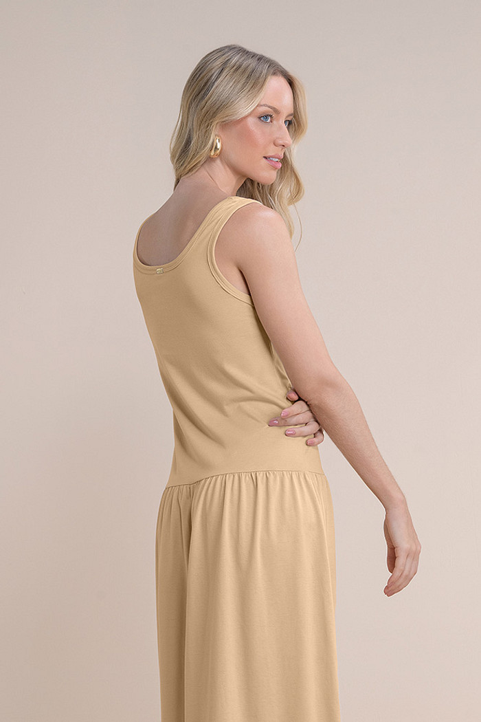 Vestido midi com recorte