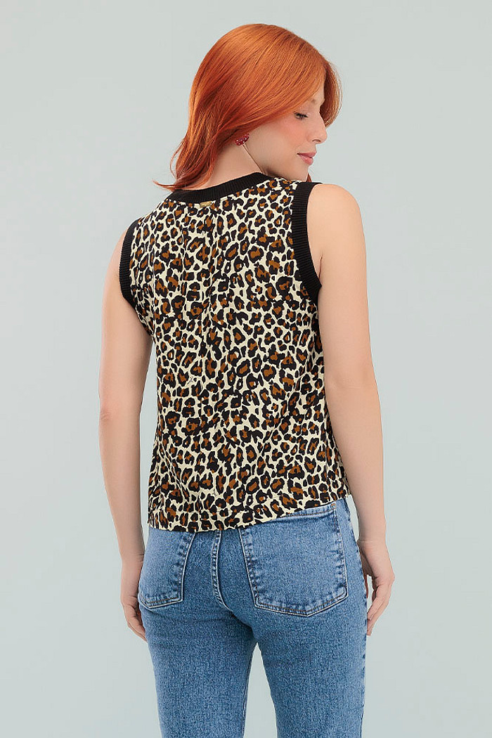 Blusa regata com gola e cavas em retilínea