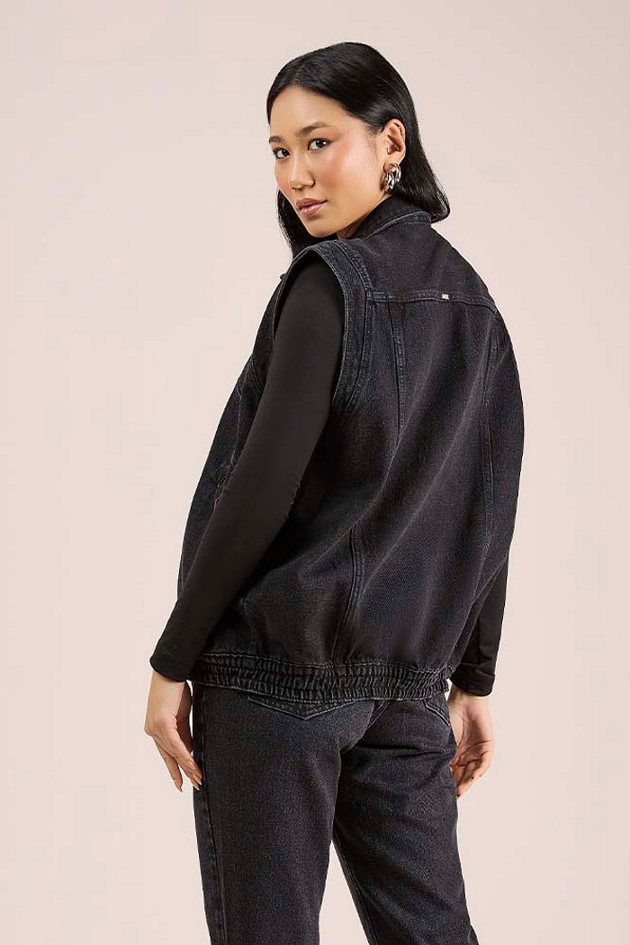 Colete em jeans com bolso e botões