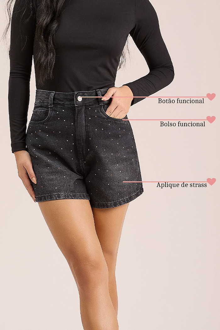 Short mom em jeans com aplique de strass