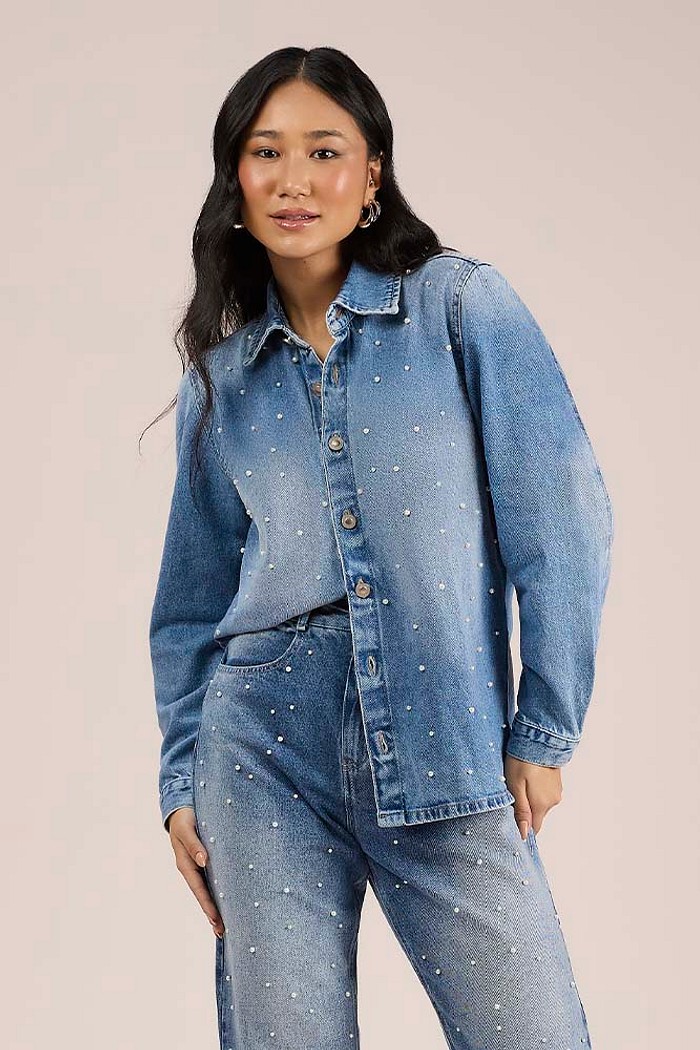 Camisa em jeans com aplique de pérolas