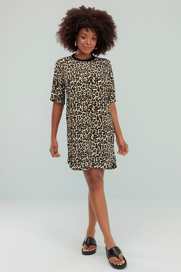 Vestido curto com gola em retilínea