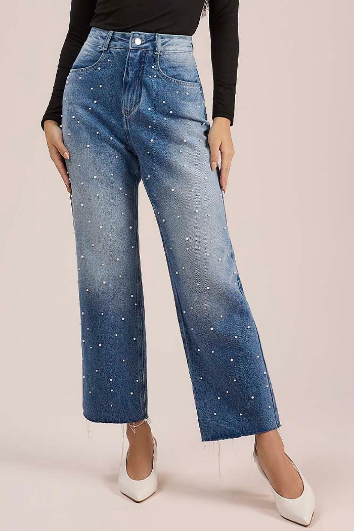 Calça reta em jeans com aplique de pérolas