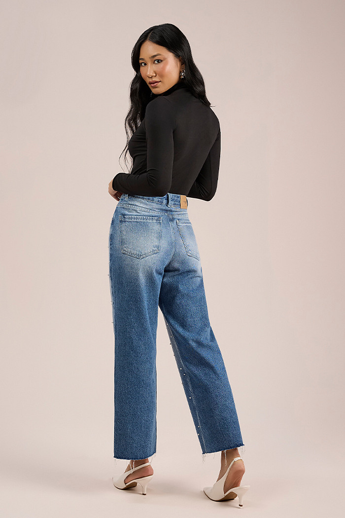 Calça reta em jeans com aplique de pérolas