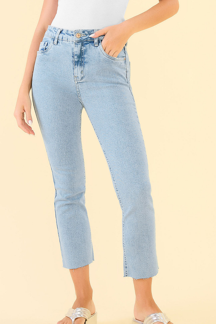 Calça cropped flare em jeans