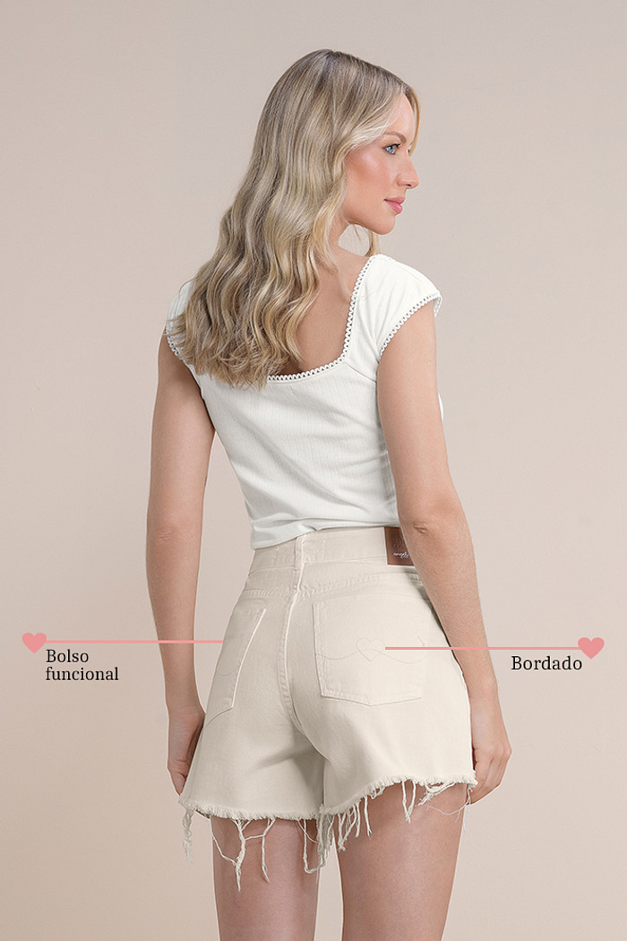 Shorts hot pants sarja com bolso e bordado traseiro