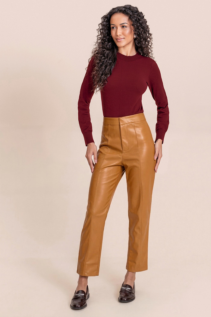 Calça em PU com fecho