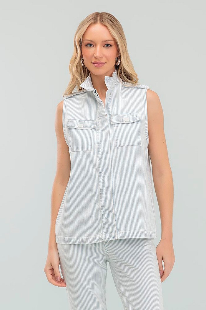 Colete com bolso e botão em sarja listrada