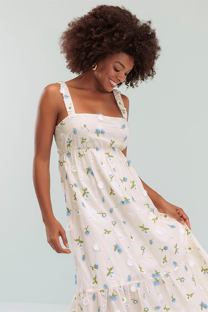 Vestido midi em tecido bordado com amarração nas costas