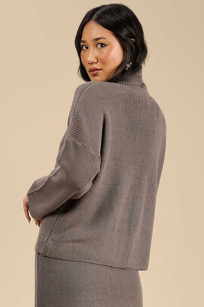 Blusa gola alta e manga longa em tricot