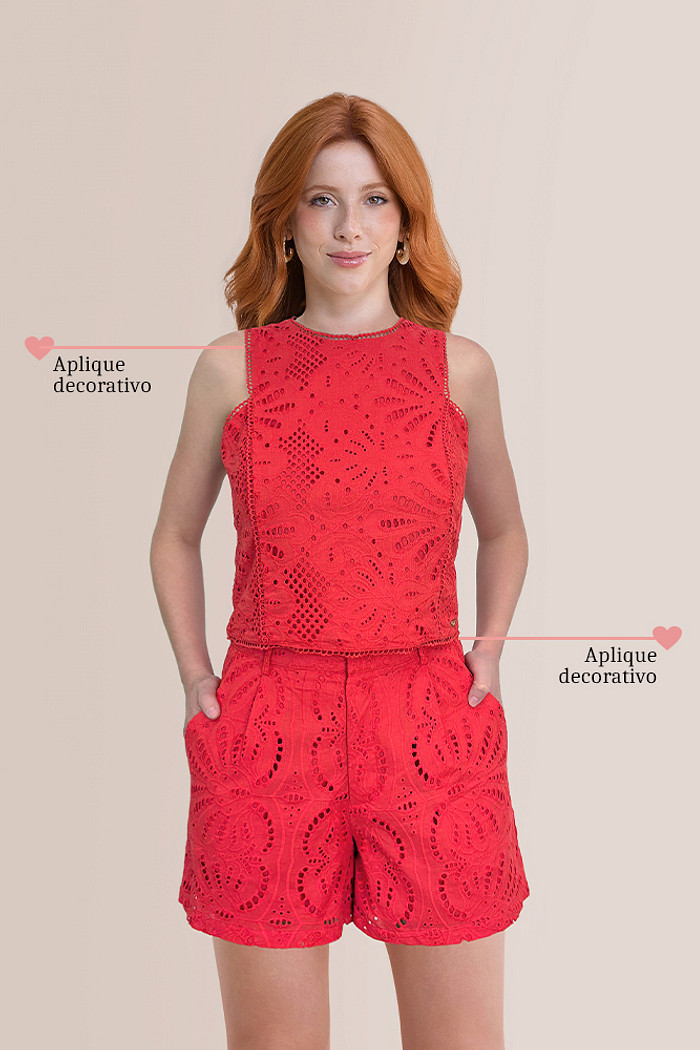 Blusa regata laise com botão e aplique decorativo