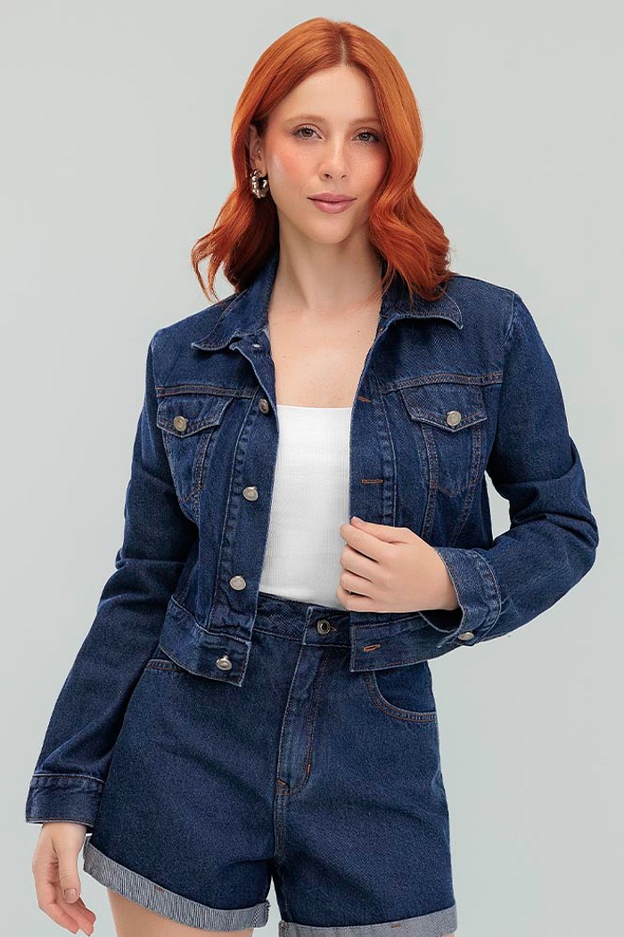 Jaqueta jeans curta com lapela decorativa