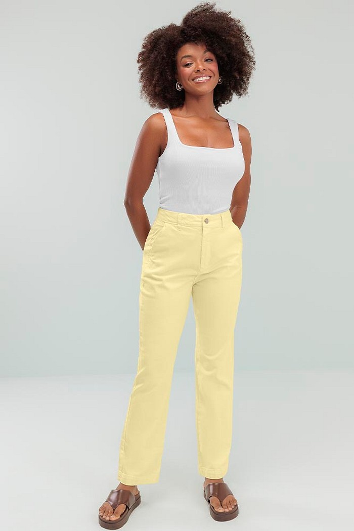 Calça alfaiataria colors em sarja com bolso