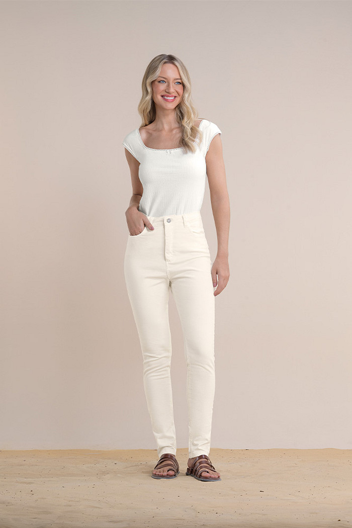 Calça jeans skinny básica em sarja com botão