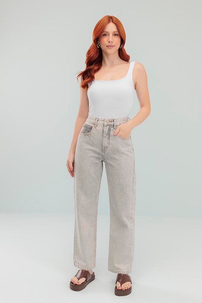 Calça reta em jeans cinza com bolso e bordado