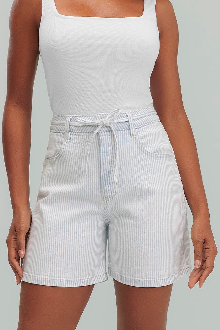 Shorts mom denim com amarração em sarja listrada