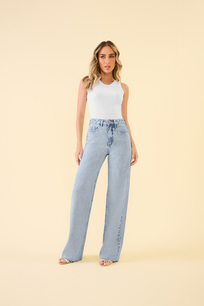 Calça wide leg com botão rosa em jeans