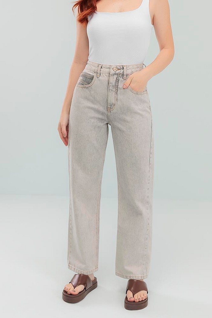 Calça reta em jeans cinza com bolso e bordado