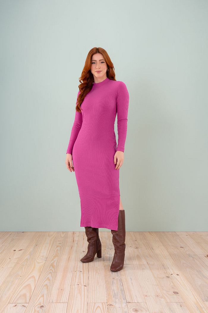 Vestido midi gola alta manga longa em malha canelada